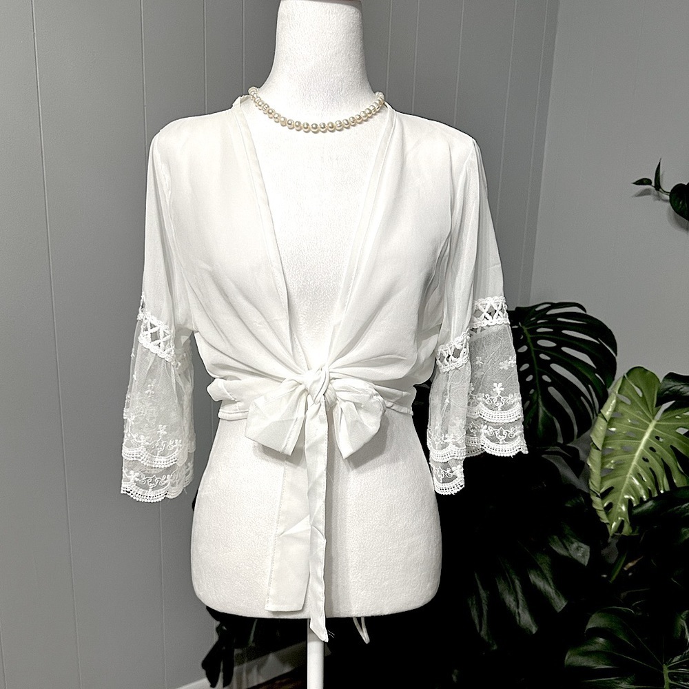 🛍️ Meiyefashion lace trimmed open crop top excellent condition.